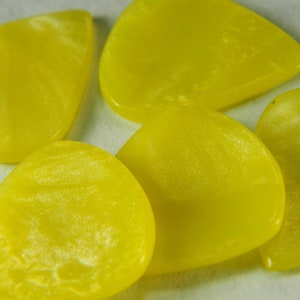 Resin Guitar Pick - Musicians Yellow Composite Blend Resin Guitar Pick - Musician&#39;s Yellow Guitar Bass Instrument Pick #B010