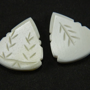 Bone Guitar Pick - Interesting White Bone Carved Primal Style Buffalo Bone Guitar Pick - Musician&#39;s Guitar Bass String Instrument Pick #B007