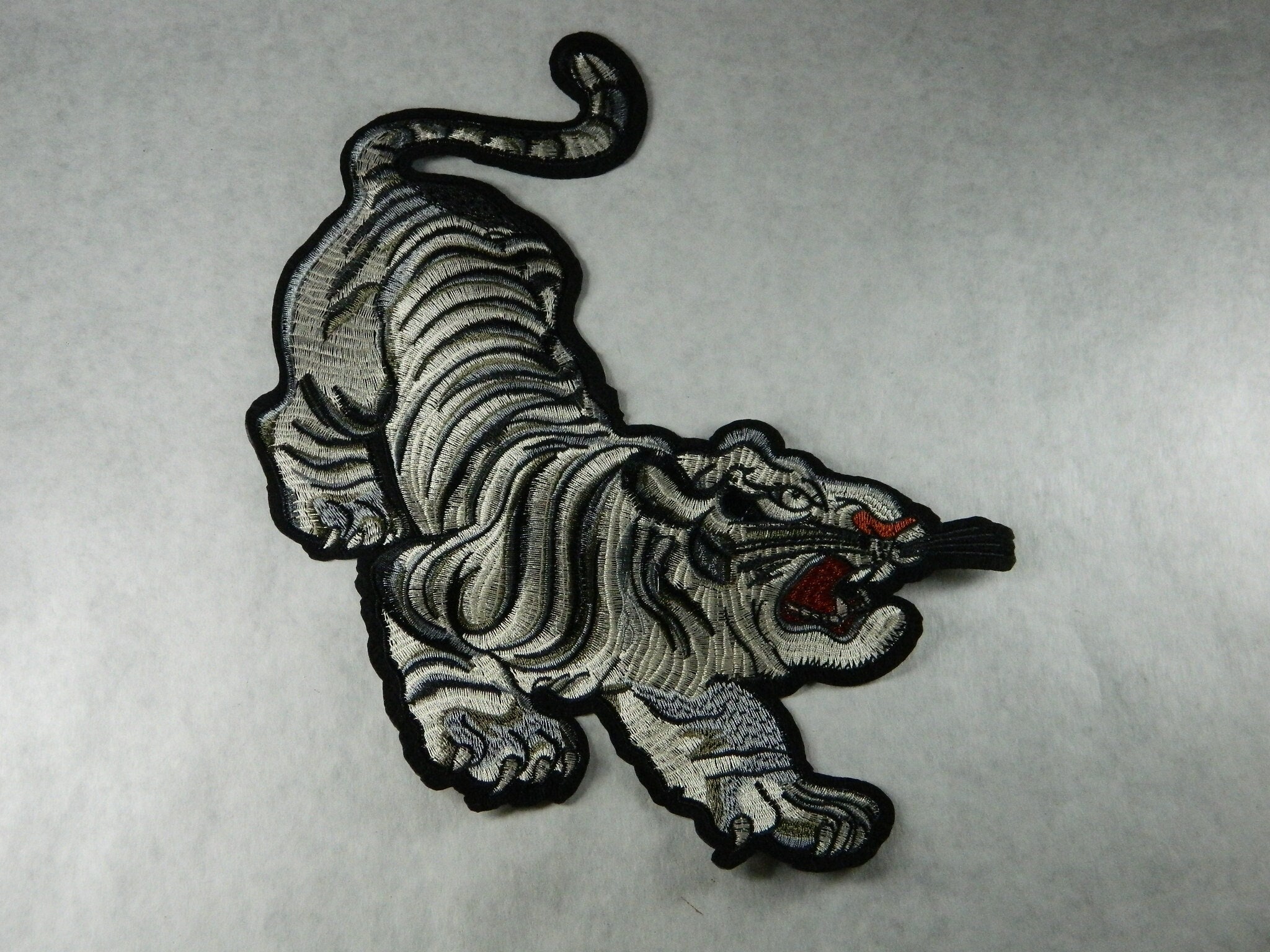 Parche bordado termoadhesivo de tigre blanco plateado y negro
