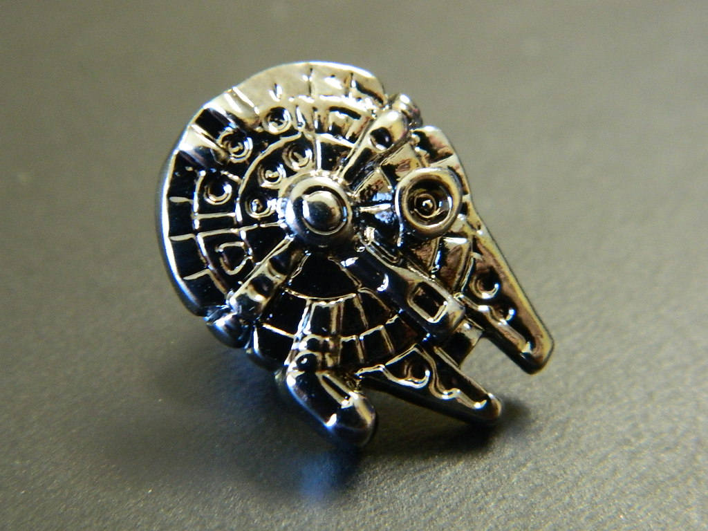 Small Silver Star Wars Millennium Falcon Lapel Pin - Hans Solo Star W…