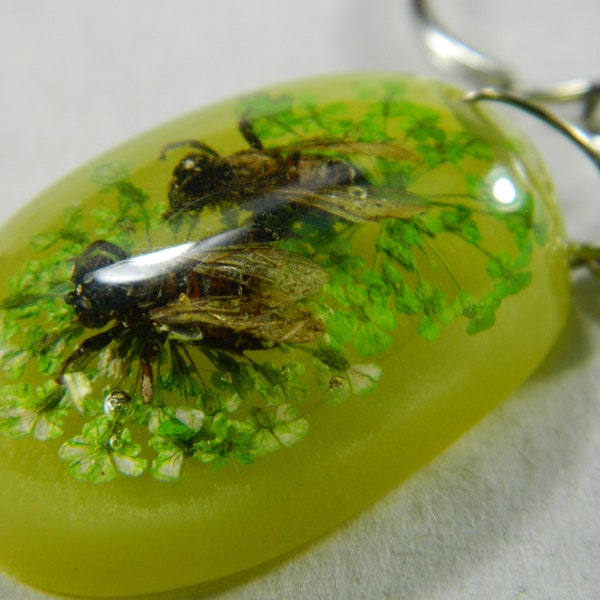 Lucky Double Bee Lucite Keyring Keychain - Real Bee's & Green Flowers Encased Resin Unique Keychain - Unusual Unique Keyring #B310