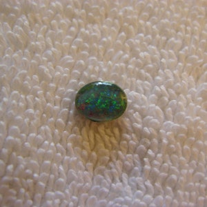 Opal ädelsten 9 x 7 mm oval cabochon triplett Lightning Ridge med färgspel O7