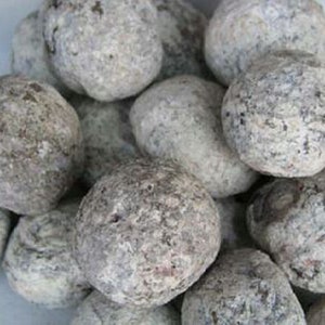 Puede incluir: Una colección de esferas de geoda de ágata grises y blancas. Las geodas son lisas y tienen una textura natural y rugosa.