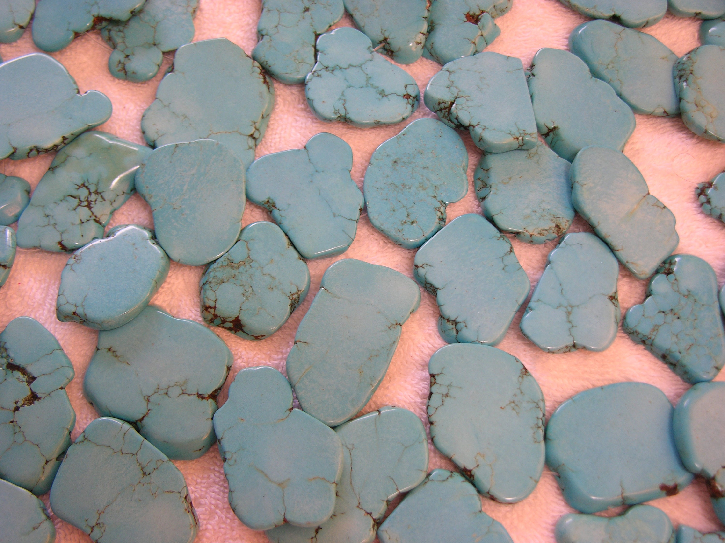 Turquose Dyed Magneste Gemstone Beads. 15 Strand of Faceted Turquose Magneste Beads. Brght