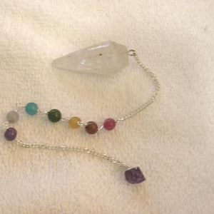 Pêndulo de quartzo cristal com pedras dos chakras e conta de sustentação