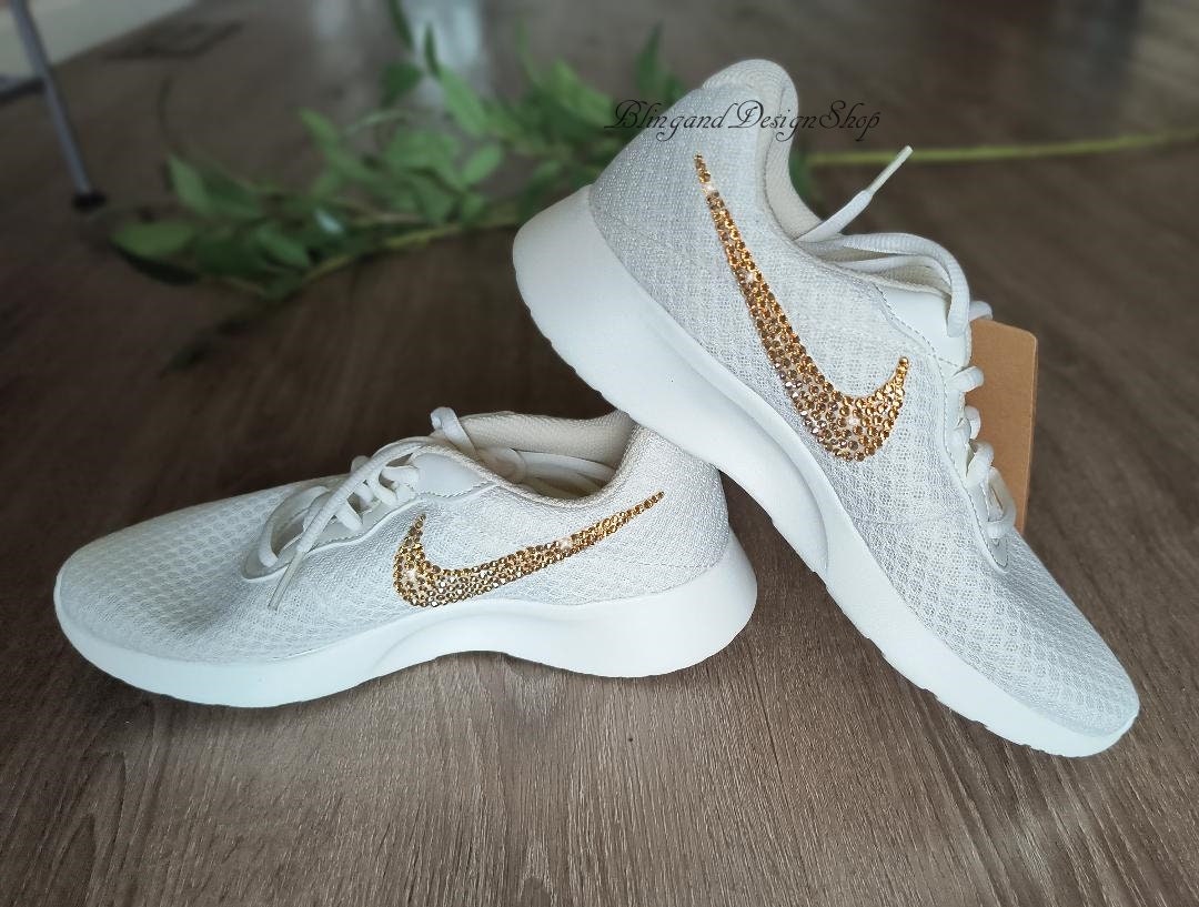 Nike tanjun white and cheap gold