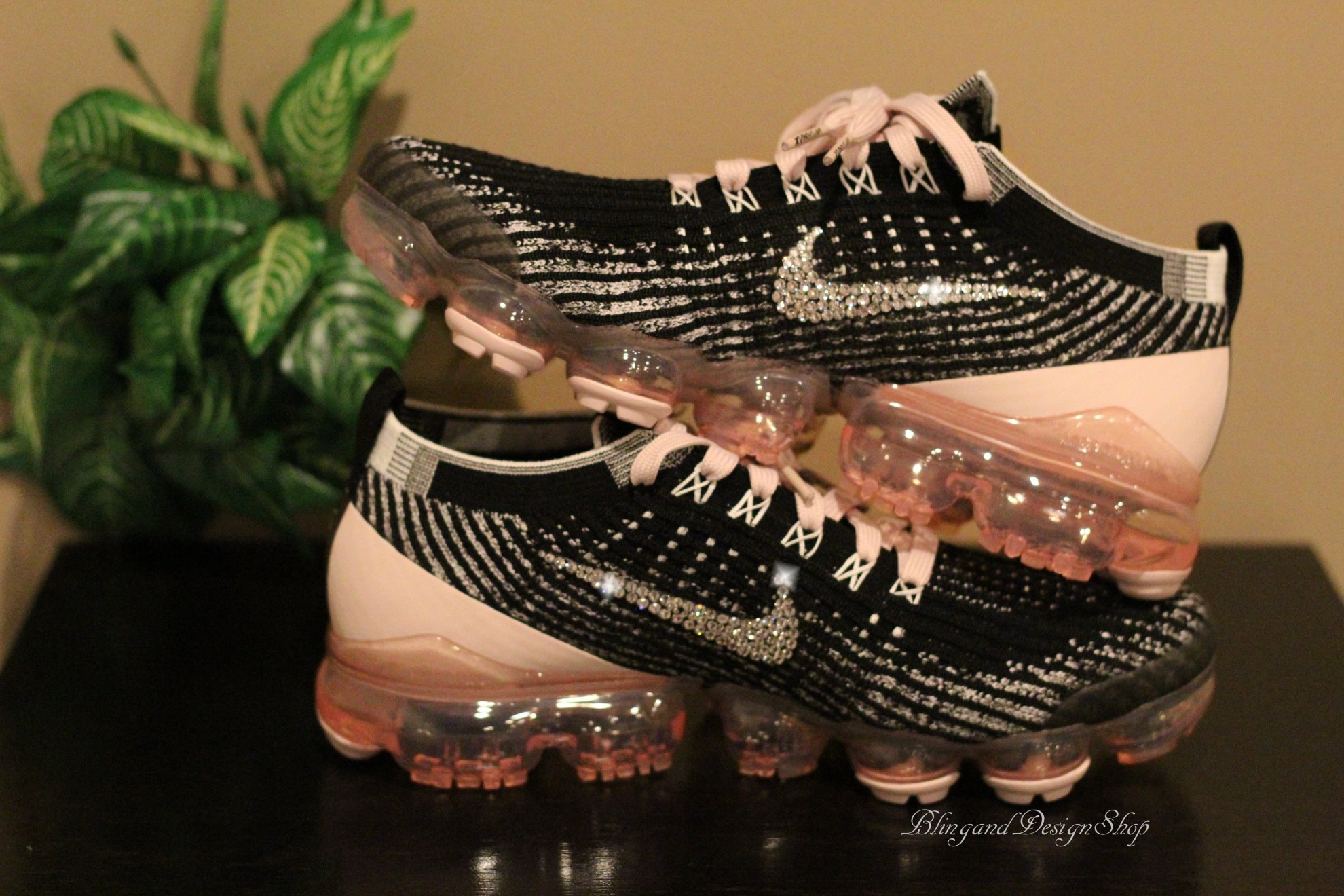 nike vapormax women's black and pink