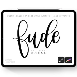 Può includere: Un'illustrazione digitale della parola "fude" scritta in un font corsivo. Il testo è visualizzato su uno sfondo bianco con le parole "Custom Brush for Decorative Writing + Hand Lettering" e "Procreate Brush" in testo più piccolo sotto. L'immagine è visualizzata sullo schermo di un tablet.