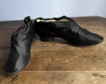 Zapatos antiguos originales de cordones de la década de 1830, en buen estado, con desgaste propio de la edad.