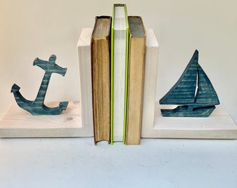 Handgefertigte Maritime Buchstützen: Weißes und marineblaues Boot & Anker, 2er-Set