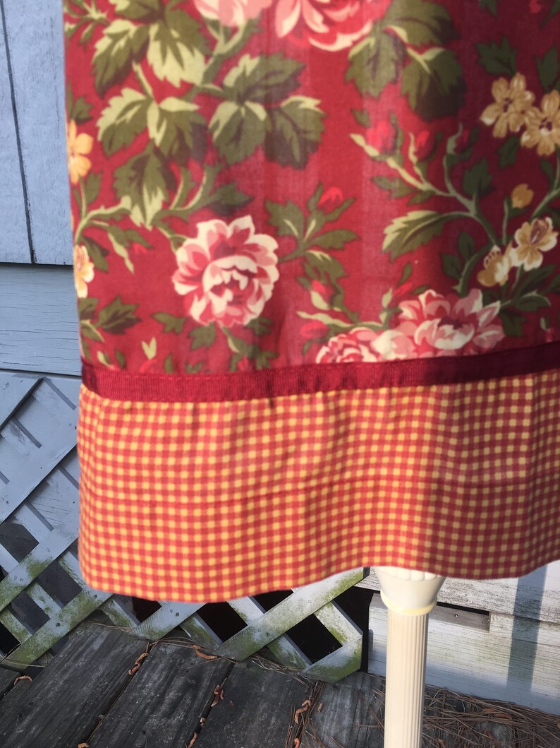 Doily Cute Apron One of a Kind Floral Print Great Mother/'s Day Gift Vintage Button
