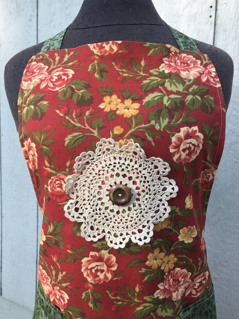 Doily Cute Apron One of a Kind Floral Print Great Mother/'s Day Gift Vintage Button
