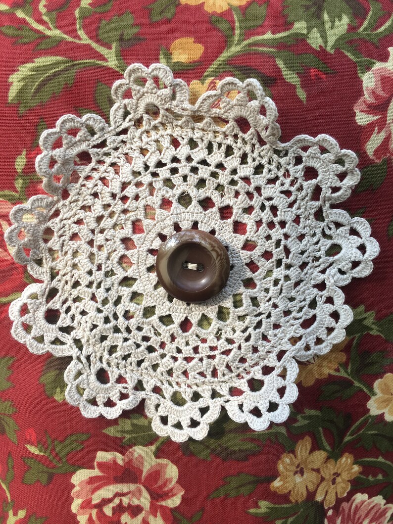 Doily Cute Apron One of a Kind Floral Print Great Mother/'s Day Gift Vintage Button