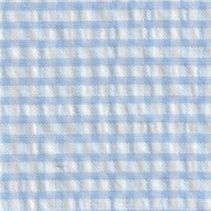 Op de afbeelding: Een lichtblauwe en witte gingham-stof met een klassiek ruitpatroon. Het textiel vertoont een geweven textuur met kruisende horizontale en verticale lijnen die kleine, uniforme vierkantjes vormen over het gehele oppervlak.