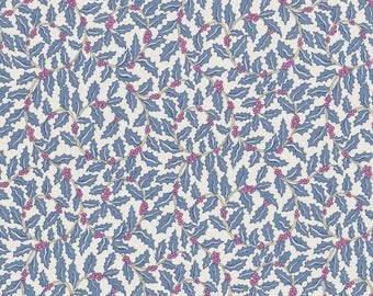 Könnte beinhalten: Ein Stoff mit einem Muster aus blauen Stechpalmenblättern und rosa Beeren auf cremefarbenem Hintergrund. Das Design zeigt eine detaillierte, wirbelnde Anordnung von Stechpalmen und Beeren, die einen klassischen, festlichen Look erzeugt. Geeignet für verschiedene Bastelprojekte.