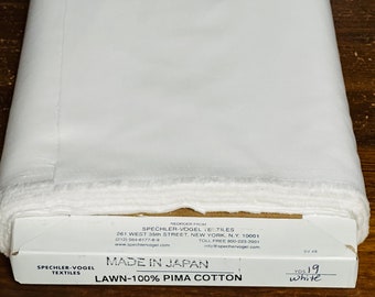 Puede incluir: Un rollo de tela blanca Lawn-100% Pima Cotton de Spechler-Vogel Textiles. La etiqueta dice "Made in Japan" e incluye información de contacto. El rollo contiene 17.4 metros de tela blanca.
