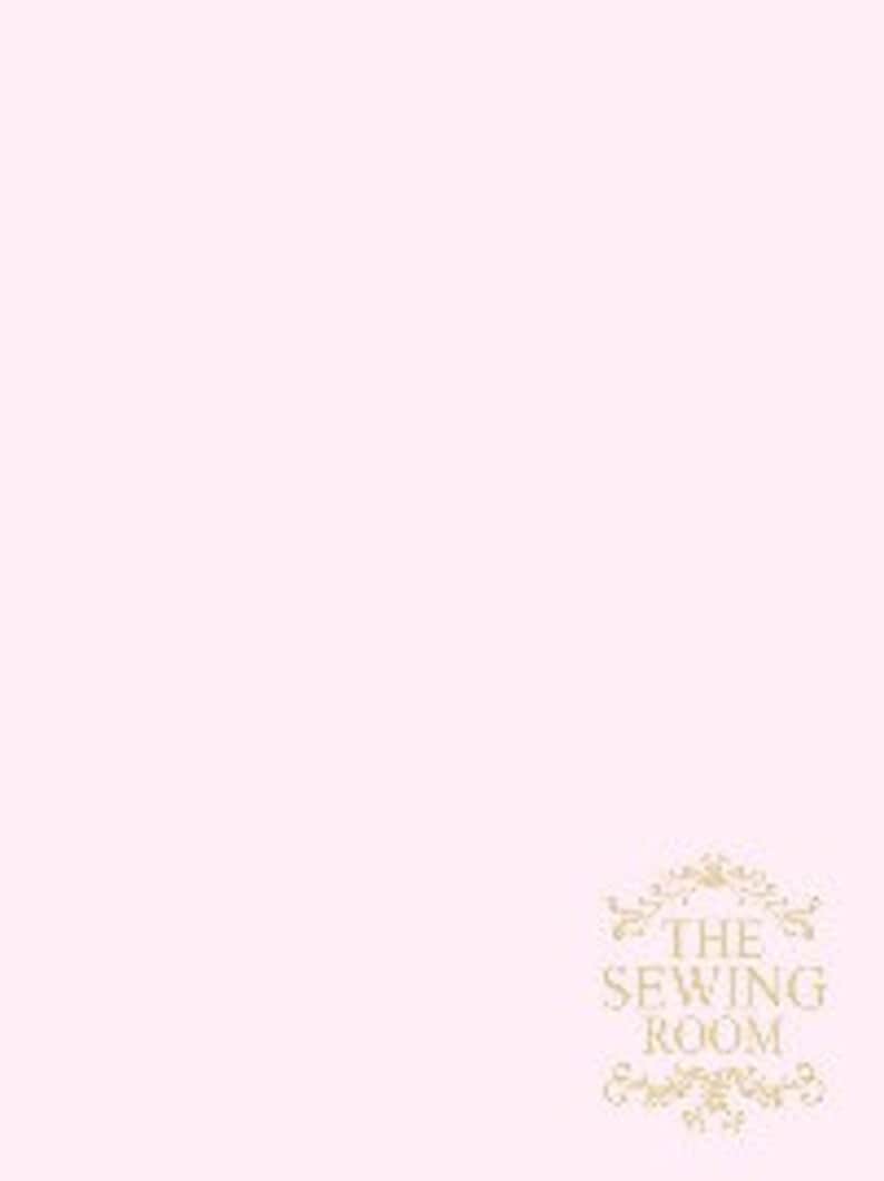 Puede incluir: Un letrero blanco de sala de costura con letras doradas que dice "The Sewing Room". El letrero tiene un borde decorativo de hojas doradas.