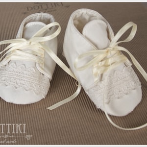 Zapatitos de seda personalizados para bebé: botitas de bautizo o dedicación para niños y niñas. Disponibles en blanco, marfil o crema.