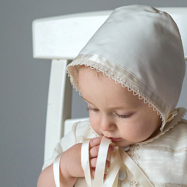 Bonnet en soie pour bébés - Bonnet de baptême pour bébés, garçon et fille - Czepek do chrztu w kolorze białym, kości słoniowej lub kremowej / ecru