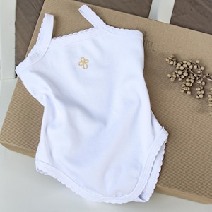 Body de bautizo para bebé niño o niña: camiseta interior blanca de algodón sin mangas con cruz de encaje. Conjunto básico para bautizo.