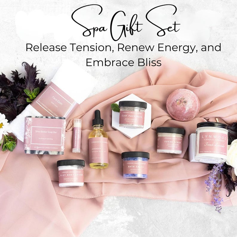 Pu&ograve; includere: Un set regalo spa a tema rosa e bianco. Il set include una bomba da bagno, una candela, sali da bagno, uno scrub allo zucchero, una maschera viso in argilla, una saponetta e un balsamo per le labbra. I prodotti sono disposti su uno sfondo in tessuto rosa.