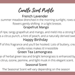 Pu&ograve; includere: Profilo di fragranza della candela con descrizioni per Lavanda Francese, Mango Pompelmo, Buon Compleanno, T&egrave; Verde Lemongrass e Fragranza Stagionale. Il testo descrive la fragranza di ogni candela.
