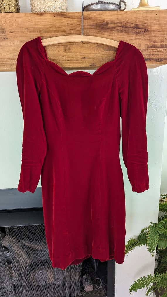 Scalloped Neckline Red Velvet Dress with Back Bow - image 4