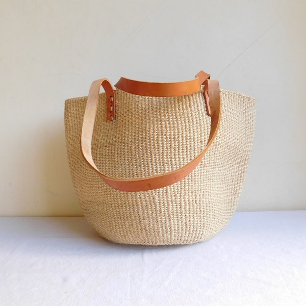 Sac fourre-tout en sisal tissé à la main de couleur naturelle.