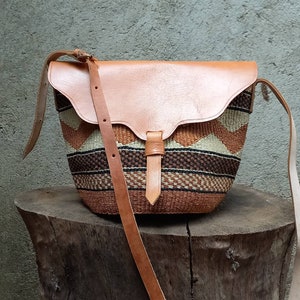 Kiondo bag/ Kiondoo bag handgewebte Sisal Tasche/ handgemachte Tasche mit Lederklappe/ braune Geldbörse