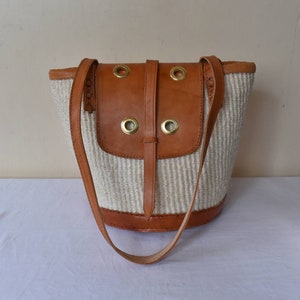Handgewebte Sisal Tragetasche mit Klappe aus Leder. Sisal Kiondoo Tragetasche in Naturfarbe