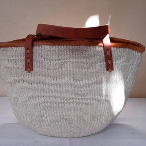 Handgewebte Sisaltasche in natürlicher Farbe.