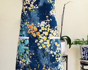 Floral Apron with Pockets, Personalized Apron, Kitchen Apron, Custom Apron,birthday gift,contemporary, tie in either front or back