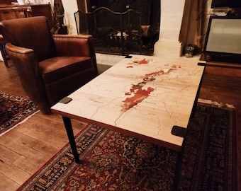 TABLE basse réversible ; Carte des vins;  Vins de BOURGOGNE ; bois naturel ; MARQUETERIE ; fait main; autour du vin; fabriquée enFrance