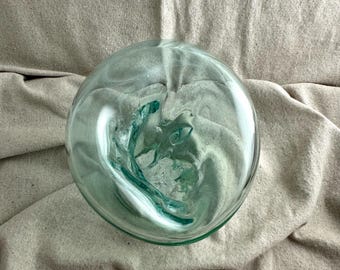 Decoración de orbe roto en vidrio artístico teñido de verde, 5.5x6"