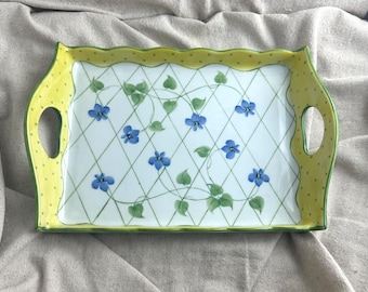 Bandeja de tocador de porcelana Andrea by Sadek, diseño de violetas y enrejado