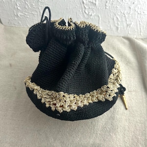 Bolsa vintage de crochet con cordón y base de plástico, negra con dorado, 20 cm de alto estirada, base de 16,5 cm de diámetro, sin marca.