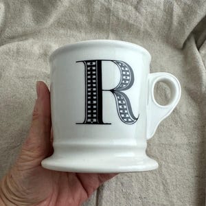 Taza de café con la letra R de la botica de Anthropologie imagen 3