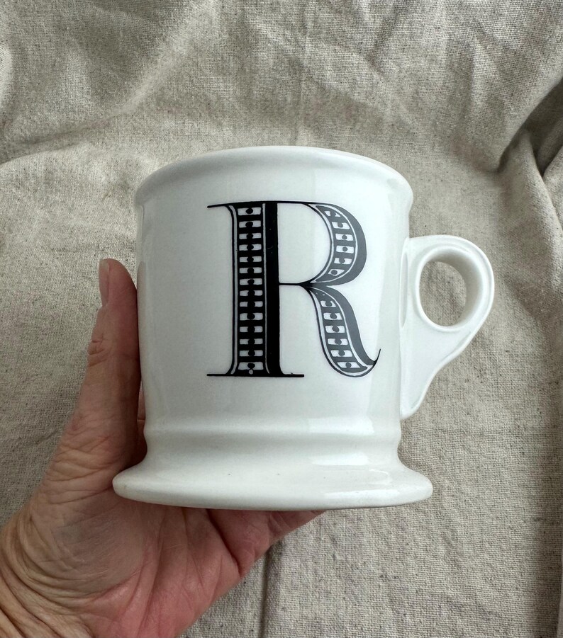 Taza de café con la letra R de la botica de Anthropologie imagen 3
