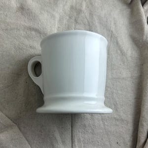 Taza de café con la letra R de la botica de Anthropologie imagen 5