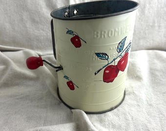Vintage Bromwell's Apple Design Flour Sifter, Kitsch Kitchen Decor