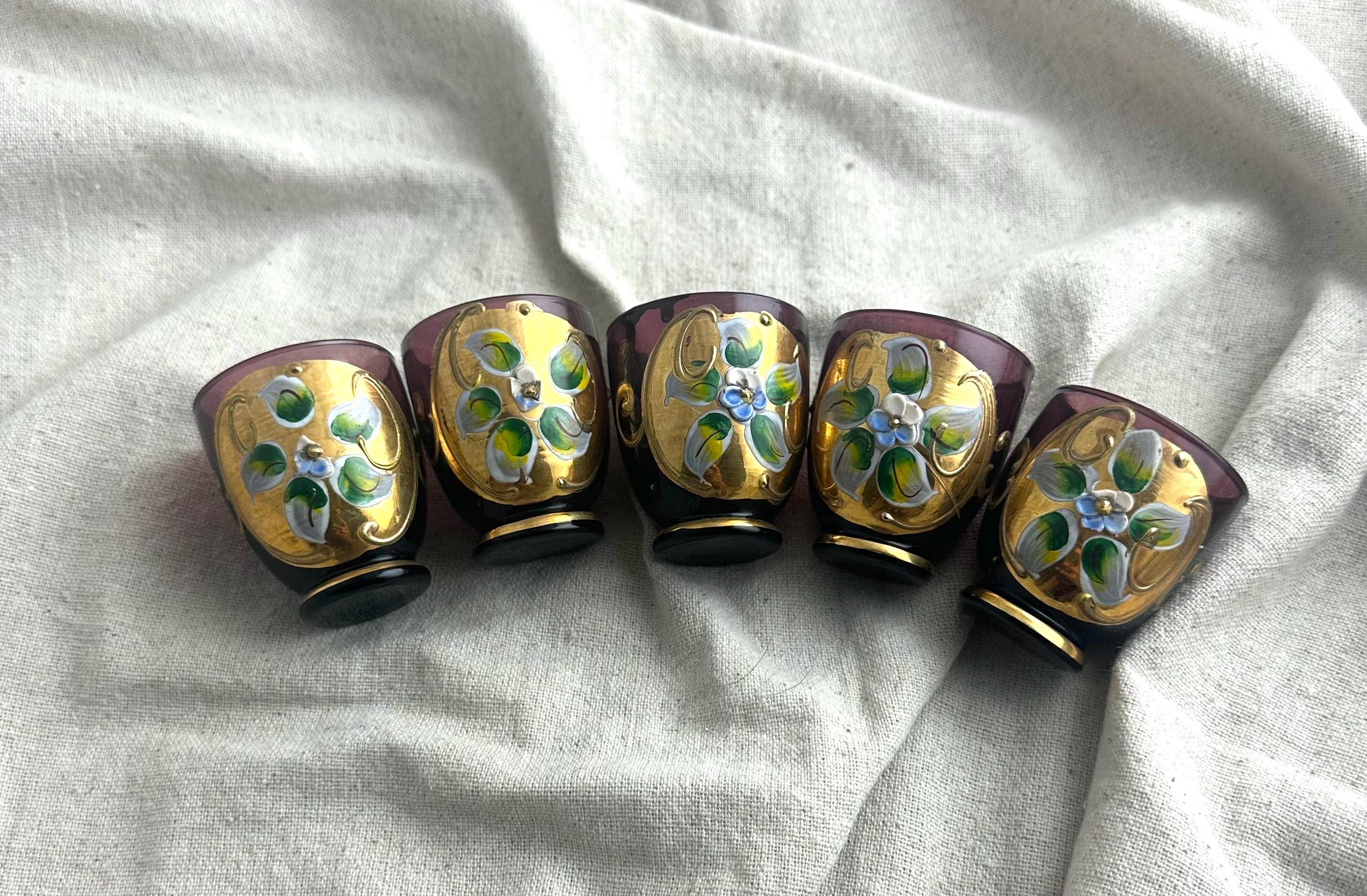 8 petits verres à liqueur vintages