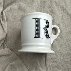 Taza de café con la letra R de la botica de Anthropologie imagen 1