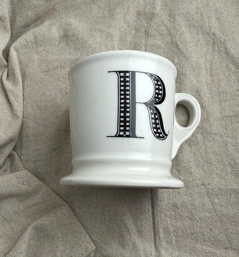 Taza de café con la letra R de la botica de Anthropologie imagen 1