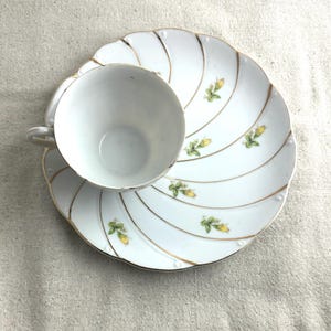 Services à déjeuner Yamaka en porcelaine fine jaune rose, assiette de 20 cm et tasses de 3 5/8 x 2 1/8 po, blancs avec bordure en or métallique, vintage, signé