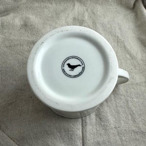 Puede incluir: Un juego de tres tazas de cer&aacute;mica con un acabado mate moteado. Las tazas son de color crema, gris claro y gris oscuro. Cada taza tiene un dise&ntilde;o simple y minimalista y un asa redondeada.