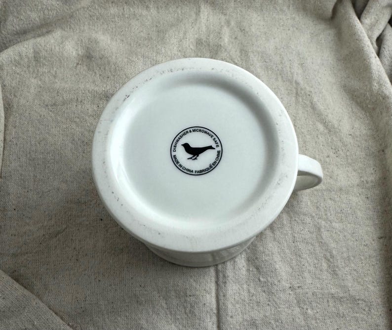 Puede incluir: Un juego de tres tazas de cer&aacute;mica con un acabado mate moteado. Las tazas son de color crema, gris claro y gris oscuro. Cada taza tiene un dise&ntilde;o simple y minimalista y un asa redondeada.