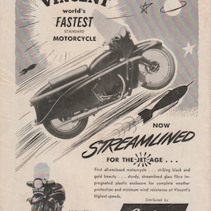 Op de afbeelding: Een zwarte en gouden motorfiets met een gestroomlijnd ontwerp, met de tekst "Vincent, 's werelds snelste standaardmotorfiets." De motorfiets vliegt door de lucht met een raketstraal erachter. De tekst "Nu gestroomlijnd voor het Jet-tijdperk" staat onder de motorfiets. De afbeelding bevat ook de tekst "Gedistribueerd door Indian Springfield, Mass."