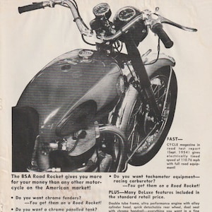 Op de afbeelding: Een zwart-witfoto van een BSA Road Rocket motorfiets. De motorfiets heeft chromen spatborden, een chromen tank en een dubbel buizenframe. De tekst "BSA Road Rocket" staat bovenaan de afbeelding. De tekst "Distributed in the West by HAP ALZINA 3074 Broadway, Oakland, Calif." staat onderaan de afbeelding.