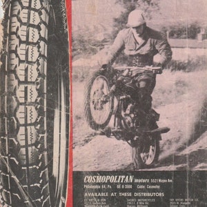 Könnte beinhalten: Vintage Pirelli Reifenwerbung von 1964. Das Bild zeigt eine Nahaufnahme eines Motorradreifens mit einem markanten Profilmuster, zusammen mit einem Schwarz-Weiß-Foto eines Motorradfahrers. Die Anzeige enthält Text für Cosmopolitan Motors und Händler.
