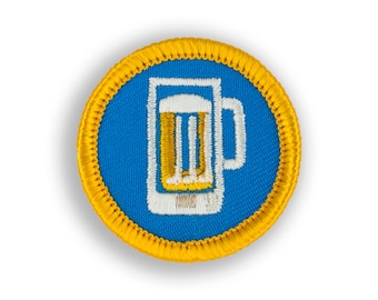 Peut inclure: Un écusson brodé bleu et jaune avec un contour blanc d'une chope de bière remplie de bière.